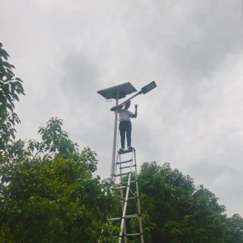 太陽(yáng)能路燈安裝現(xiàn)場(chǎng)